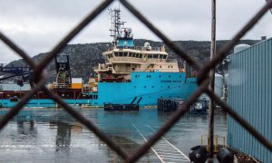 Fotografía del barco canadiense Maersk Nexus antes de que personal de una funeraria desembarcara los cuerpos de dos tripulantes del pesquero español Villa de Pitanxo hoy, en el puerto de San Juan de Terranova (Canadá)