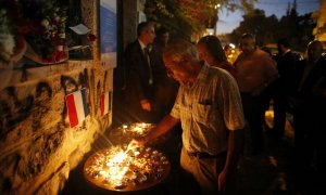 Mordechai Vanunu enciende una vela durante una vigilia en homenaje a las víctimas del ataque mortal en la ciudad de Niza en la Riviera francesa el 18 de julio de 2016.