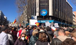 Miles de personas se concentran en Génova para apoyar a Ayuso y pedir la dimisión de Casado y de García Egea