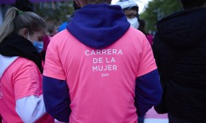 21/02/2022-Un hombre lleva sobre su sudadera una camiseta de la XVIII Carrera de la Mujer, a 24 de octubre de 2021, en Madrid (España).