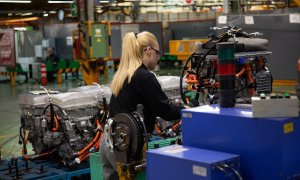 16/01/2019 Una mujer trabajando en la planta de Nissan en Barcelona