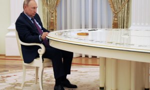 El presidente ruso, Vladimir Putin, asiste a una reunión con el presidente de Azerbaiyán, Ilham Aliyev.