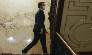 El líder del Partido Popular, Pablo Casado (c), abandona el hemiciclo tras una breve intervención en la sesión de control al Gobierno, este miércoles, en el Congreso de los Diputados.