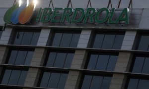 El logo de Iberdrola en su sede en Madrid. REUTERS/Sergio Perez