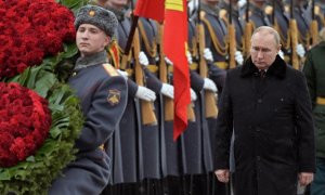 El presidente ruso Putin asiste a la ceremonia de colocación de una ofrenda floral  en la Tumba del Soldado Desconocido, en el Muro del Kremlin, en Moscú, en el día del Defensor de la Patria. Sputnik/Aleksey Nikolskyi/Kremlin/REUTERS