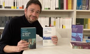 L'editor Ernest Folch amb alguns dels llibres de l'editorial Navona.