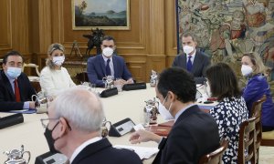 El rey Felipe VI, junto al presidente del Gobierno, Pedro Sánchez, y otros integrantes del Gobierno en el Consejo de Seguridad Nacional celebrado esta mañana.