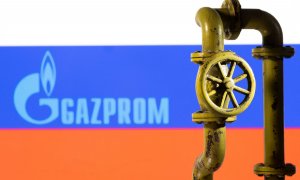 Una tubería de gas natural impresa en 3D se coloca frente al logotipo de Gazprom y la bandera rusa en esta ilustración tomada el 8 de febrero de 2022.