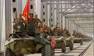Un convoy de vehículos blindados del ejército soviético cruza un puente en Termez, el 21 de mayo de 1988 en la frontera entre la Unión Soviética y Afganistán.