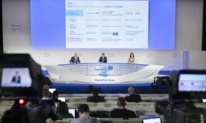 El presidente ejecutivo de Telefónica, José María Álvarez-Pallete (c), el consejero delegado de la operadora, Ángel Vilá (i), y la directora financiera, Laura Abasolo, en la presentación de los resultados anuales de la compañía, en Madrid. E.P./Alberto Or