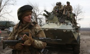 Militares ucranianos se preparan para repeler un ataque en la región ucraniana de Lugansk.
