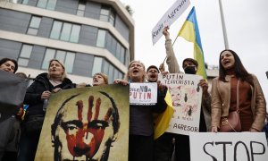 24/02/2022 Protesta a las puertas de la embajada de Rusia en España
