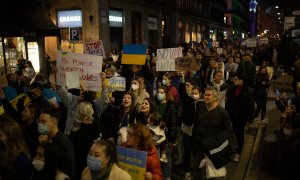 24/02/2022. - Centenars de persones baixant per la Rambla de Barcelona aquest dijous en protesta per l'atac rus a UcraÏna.