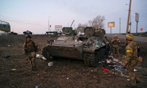El ejército ucraniano al lado de un vehículo armado ruso.
