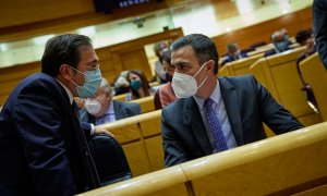 16/11/2021.- El ministro de Asuntos Exteriores, José Manuel Albares, y el presidente del Gobierno, Pedro Sánchez, durante una sesión de control al Gobierno en el Senado. Jesús Hellín / Europa Press