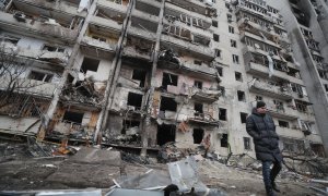 Varios edificios gravemente dañados por el bombardeo nocturno ruso en una zona residencial de Kiev. EFE/SERGEY DOLZHENKO