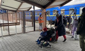 Mujeres y niños que acaban de llegar de Ucrania a la estación de Przemysl, Polonia.