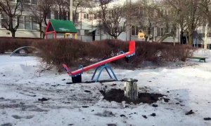 26/02/2022 Parte de un proyectil ruso sin explotar en un parque infantil de la ciudad de Jarkov (Ucrania)