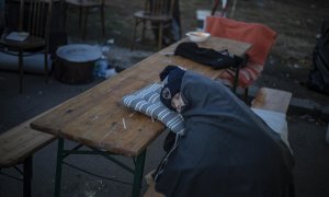 Un niño duerme sobre la mesa mientras las personas que huyen de Ucrania llegan a Eslovaquia, en el cruce fronterizo de Vysne Nemecke, Eslovaquia, el 27 de febrero de 2022.