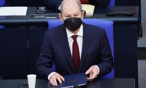 El canciller alemán Olaf Scholz se sienta en su lugar antes de entregar una declaración del gobierno en el parlamento alemán 'Bundestag' en Berlín, Alemania, el 27 de febrero de 2022.
