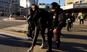 La Policía detiene a un hombre en una protesta contra la guerra de Rusia y Ucrania en Moscú.
