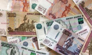 Imagen de archivo. Varios billetes de rublos.