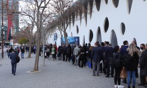 28/02/2022 - Cua per accedir al MWC 2022, al recinte de la Gran Via de la Fira de Barcelona.