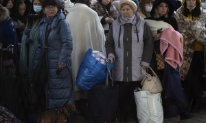 Refugiados ucranianos a su llegada este domingo a la estación de tren de tren de Przemsyl, en Polonia, que se ha convertido en uno de los principales puntos de llegada para los refugiados que huyen de la guerra.