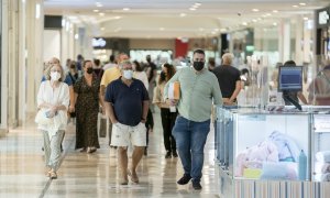 Varias personas en el parque comercial Xanadú, a 21 de septiembre de 2021, en Madrid (España).