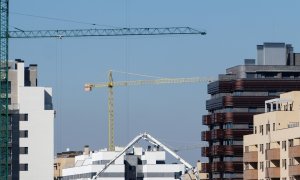 Grúas en una zona de construcción de edificios en Madrid. E.P./Alberto Ortega