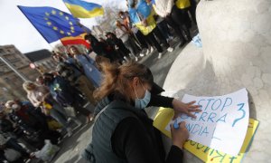 24/02/2022 Cerca de medio centenar de ucranianos se han concentrado este jueves frente a las oficinas de la Unión Europea en Barcelona