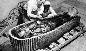 El arqueólogo británico Howard Carter examina el tercer ataúd de Tutankamón, el de oro macizo.