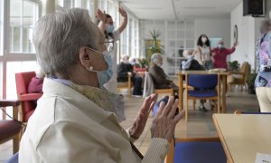 1/3/22-Varios ancianos en una de las salas de la Residencia de mayores de Carballo, a 19 de junio de 2021, en A Coruña, Galicia (España).