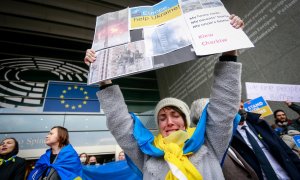 Una mujer sostiene una pancarta a favor de Ucrania a las afueras del Parlamento Europeo, que este 1 de marzo de 2022 ha tenido una sesión extraordinaria para debatir sobre la invasión de Rusia a Ucrania.