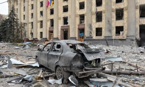 La plaza central de la segunda ciudad de Ucrania, Járkov, tras el bombardeo perpetrado por fuerzas rusas, a 1 de marzo de 2022.