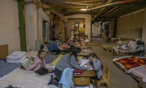 Madres y niños se refugian en el sótano del Hospital Infantil Ohmadyt en Kiev (Kiev), Ucrania, este 1 de marzo durante los bombardeos rusos sobre la capital.