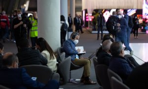 Varias personas en la inauguración del Mobile World Congress 2022, a 28 de febrero de 2022, en L'Hospitalet de Llobregat, Barcelona.