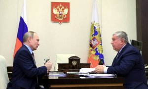Vladimir Putin conversa en su despacho de Moscú con el oligarca Igor Sechin,  director ejecutivo de la petrolera estatal Rosneft, el 15 de febrero de 2021.