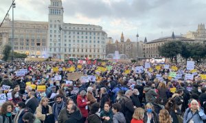 Una imatge de la plaça Catalunya plena de gom a gom aquesta tarda en rebuig a la guerra.