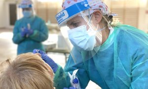 España suma 23.140 nuevos contagios, 202 muertes y la incidencia baja a 472