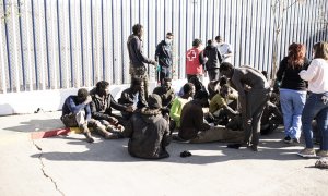 3/3/22-Varios migrantes son atendidos por personal de la Cruz Roja, tras saltar la de Melilla, a 2 de marzo de 2022, en Melilla (España).