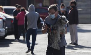 03/03/2022-Familias salen de sus viviendas debido a un sismo originado en el municipio de Isla Veracruz, hoy en México.