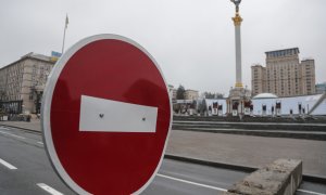 Un cartel de "no entrar" junto a una barricada en el centro de Kiev (Kiev), Ucrania, 03 de marzo de 2022.