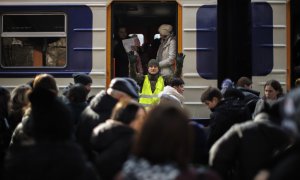 01/03/2022.- Ciudadanos procedentes de Ucrania se reencuentran con sus familiares a su llegada, este martes, a la estación de tren de Przemsyl, en Polonia.