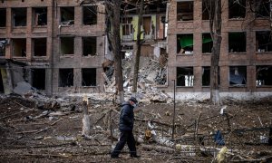 Un aciano camina delante de una bloque de viviendas destruido en un bombardeo ruso Vasylkiv, cerca de Kiev, Ucrania, el 27 de febrero.