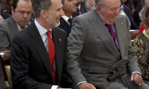 El rey Felipe y su padre, el rey Juan Carlos, momentos antes de asistir a la ceremonia de entrega de los Premios Nacionales del Deporte 2017 que ha tenido lugar hoy en el Palacio de El Pardo. Imagen de enero de 2019