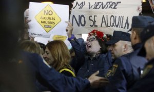 Protesta contra los vientres de alquiler en Madrid.