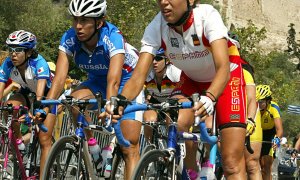 La española Dori Sanchon Ruano viaja junto a la rusa Zoulfia Zabirova y la japonesa Miyoko Karami durante la carrera femenina en ruta en los Juegos Olímpicos de Verano, el 15 de agosto de 2004 en Atenas.