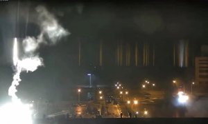 Las imágenes de la cámara de vigilancia muestran una bengala aterrizando en la planta nuclear de Zaporiyia durante el bombardeo en la localidad de Energodar, Ucrania, el 4 de marzo de 2022.