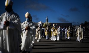 Una estatua de Nuestra Señora Fátima se lleva durante una ceremonia que marca la última peregrinación del año en el santuario de Fátima en el centro de Portugal, celebrada bajo estrictas reglas de distanciamiento social debido a la pandemia de coronavirus